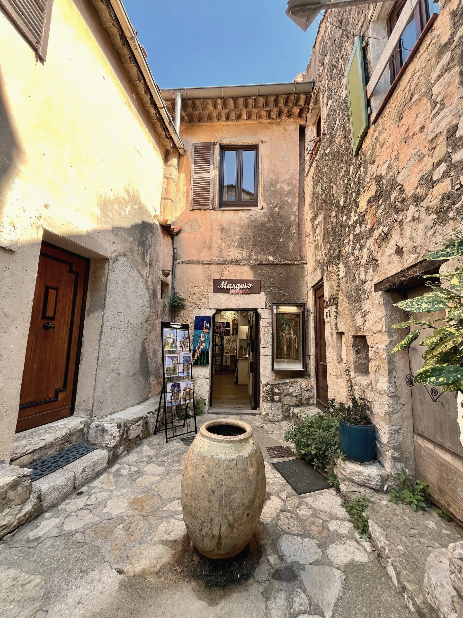A lane with a small gallery in Èze