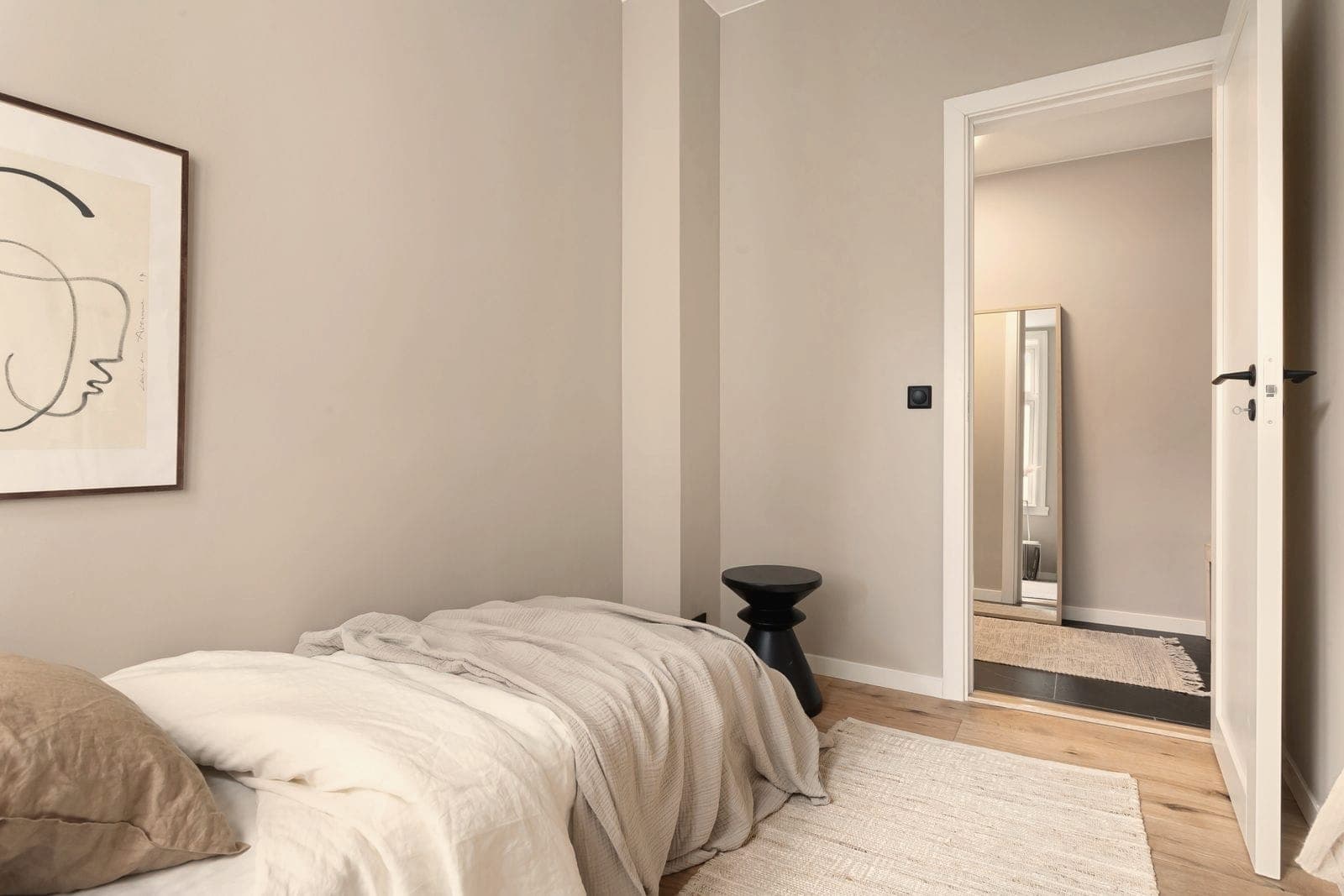 A quiet bedroom with a single bed